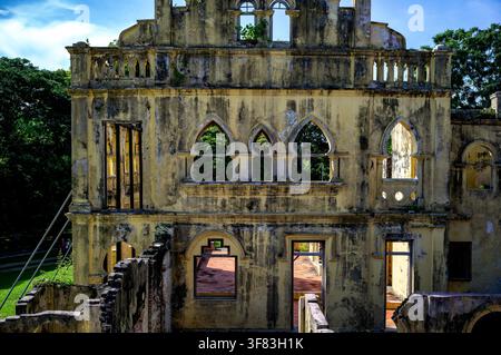 Verwitterte gelbe Fassade und gotische Bögen der Ruinen von Kellas House Stockfoto