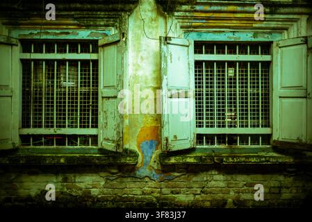 Vintage verwitterte Holzfenster und abblätternde Wand in der Altstadt von Ipoh Stockfoto
