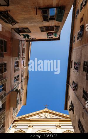NICE, Frankreich, 25.06.2019: Place Rossetti, Blick von unten auf den historischen Platz, farbenfrohe Fassaden, Sainte-Réparate-Kathedrale, Charme der Altstadt. Stockfoto