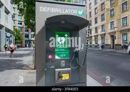 JCDecaux installierte einen öffentlich zugänglichen automatisierten externen Defibrillator (AED), der in einen modernen Straßenmöbel-Kommunikationsknotenpunkt integriert ist. London, UK Stockfoto