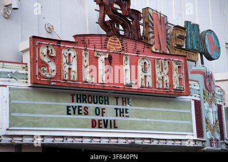 „Durch die Augen des Teufels“ es ist das Ende der Apokalypse in der Innenstadt! Innenstadt Pomona Kunstkolonie - Fallout Staffel 3 Produktionsfotos - Pomona, CA (August 2026) außerhalb des historischen Fox Theaters Pomona - Kalifornien USA NUR FÜR REDAKTIONELLE NUTZUNG! Nicht für kommerzielle NUTZUNG! Stockfoto