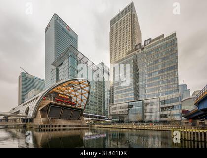 Crossrail Place und Canary Wharf Wolkenkratzer spiegeln sich im Norddock in London wider Stockfoto