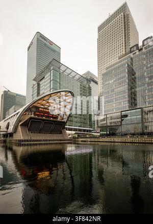 Crossrail Place und Canary Wharf Wolkenkratzer spiegeln sich im Norddock in London wider Stockfoto