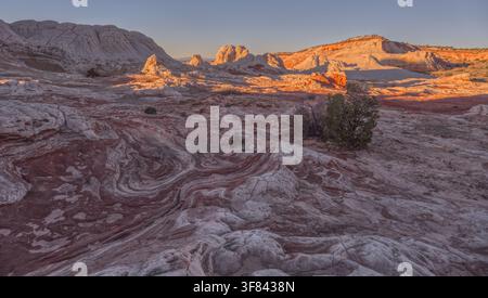 Farbenfrohe Sandsteinformationen zeigen einzigartige Texturen und Muster auf dem Paria-Plateau in Arizona im Abendlicht Stockfoto