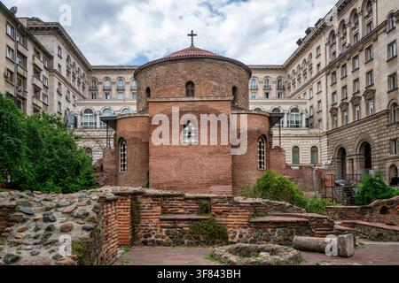 Die Saint George Rotunda Kirche zeigt antike römische Bauweise in Sofia, Bulgarien, in der Nähe von modernen Gebäuden und Ruinen Stockfoto
