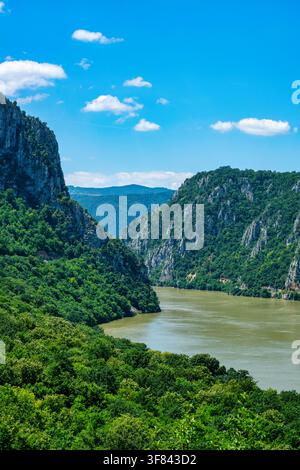Die Donau fließt an einem sonnigen Tag durch die Eisentor-Schlucht zwischen Serbien und Rumänien Stockfoto