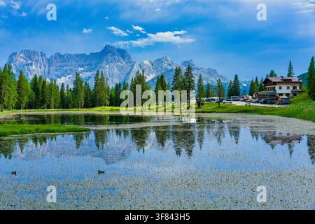Reflexion der Dolomiten und der Alpenhütte am Antornosee in Misurina, Veneto, Italien Stockfoto