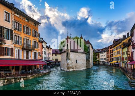 Historisches Palais de lIle auf einer Insel im Thiou-Kanal, umgeben von Gebäuden in Annecy, Frankreich an einem klaren Tag Stockfoto