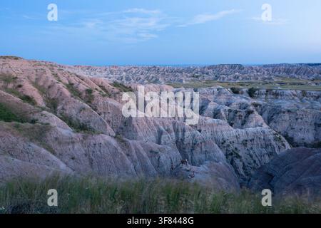 Erosionsklippen und Canyons am White River Valley Overlook im Badlands-Nationalpark in den Dämmerungsstunden Stockfoto