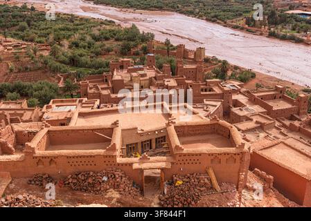 Blick auf Lehmdächer mit dem Ounila-Fluss in der Nähe in Ait Ben Haddou, Marokko Stockfoto