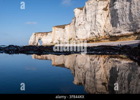 Reflexionen von weißen Kreidefelsen und natürlichen Bögen in Gezeitenpools an der Küste von Étretat in der Normandie, Frankreich Stockfoto