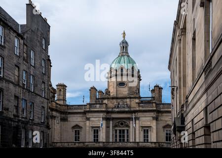 Architektonisches Detail des Museums auf dem Mound in Edinburgh mit der Stadt Skyline im Hintergrund Stockfoto
