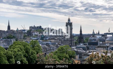 Blick auf die Skyline von Edinburgh vom Calton Hill mit ikonischen Wahrzeichen und grünen Bäumen unter einem weichen Himmel Stockfoto