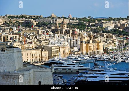 Blick auf die Birgus-Marina mit Fort St. Angelo und drei Städten in der südlichen Region Maltas Stockfoto