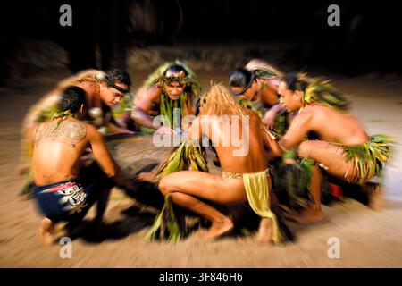 Tahitianische Tänzer führen traditionelle Rituale im Kulturzentrum in Moorea, Französisch-Polynesien auf Stockfoto