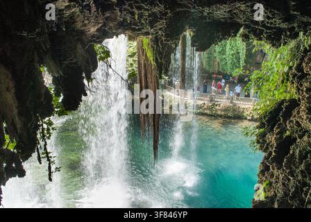 Erkunden Sie die Oberen Duden-Wasserfälle in Antalya, Türkei, wo das Wasser über Felsen fließt und die Menschen die Schönheit der Natur genießen Stockfoto