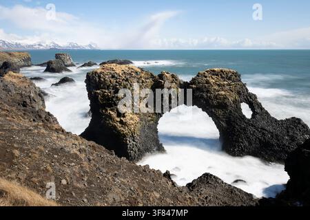 Erstaunlich Steinbogen Gatklettur basaltfelsen am Atlantischen Küste von Arnarstapi in Island. Die berühmte natürliche Form arch zieht Touristen westlich von I zu besuchen Stockfoto