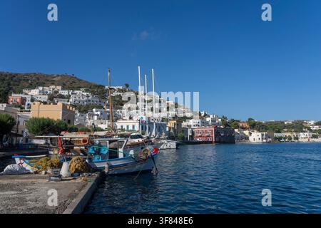 Fischerboote, die im Hafen von Agia Marina liegen, mit farbenfrohen Gebäuden auf der Insel Leros in der Region Dodеканес (Dodekanes) in Griechenland Stockfoto