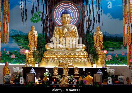 Goldene Buddha-Statue im Khanh-Anh-Tempel während einer buddhistischen Zeremonie in Évry-Courcouronnes, Frankreich Stockfoto