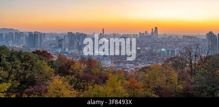 Blick auf die Skyline von Seoul vom N Seoul Tower bei Sonnenuntergang im Herbst im Yongsan-Bezirk Seoul Südkorea Stockfoto