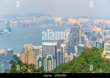 Atemberaubender Blick auf Hongkong und die Kowloon-Halbinsel vom Victoria Peak aus während des Tages über Hongkong-Insel hinweg Stockfoto