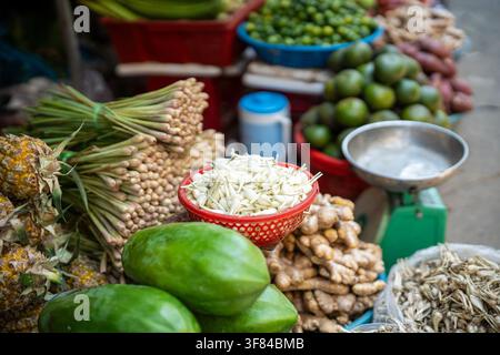 Händlerstand auf einem Straßenfood-Markt, frische Kräuter, Obst, Gemüse im Großhandel auf einem exotischen Marktplatz Stockfoto