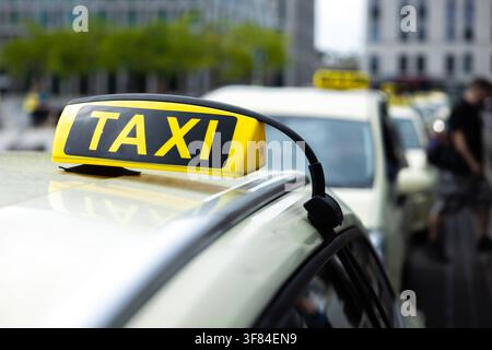 TAXI Dachzeichen Deutschland, Berliner Hauptbahnhof: Taxi Schild auf dem Dach des Autos. *** TAXI Roof Sign Germany, Berlin Central Station Taxi Sign on the Roof of the Car Stockfoto
