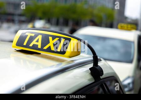 TAXI Dachzeichen Deutschland, Berliner Hauptbahnhof: Taxi Schild auf dem Dach des Autos. *** TAXI Roof Sign Germany, Berlin Central Station Taxi Sign on the Roof of the Car Stockfoto