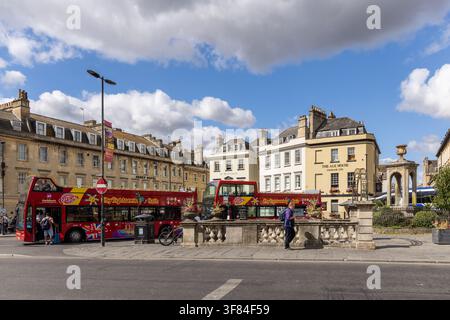 Sehenswürdigkeiten-Bus mit rotem offenen Dach in North Parade, Stadtzentrum von Bath, Somerset, England, UK Stockfoto