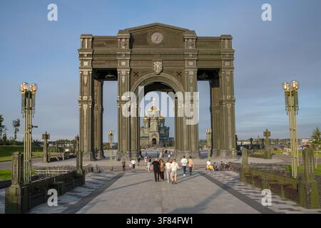MOSKAU-GEBIET, RUSSLAND - 18. JULI 2026: Der Triumphbogen-Karillon im Museums- und Tempelkomplex von Patriot Park. Moskauer Gebiet Stockfoto