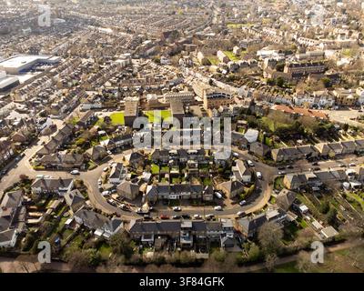 Eine Luftaufnahme von Vorstadthäusern in Southfields, Wandsworth, nahe King George’s Park, die die Anordnung dieses Wohngebiets dokumentiert. Stockfoto