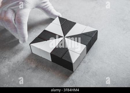 Agile-Methode und Geschäftsprojektzykluskonzept. Hand im weißen Handschuh passt ein geometrisches Mosaikblockmuster an, das einen kontinuierlichen Loop oder r darstellt Stockfoto