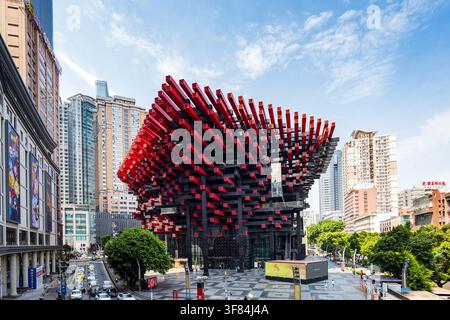 Chongqing, China - 19. Juli 2026: Chongqing Kunstmuseum, oder Chongqing Guotai Kunstzentrum, rote Gitterarchitektur, Stadtbild von Chongqing, China. Stockfoto