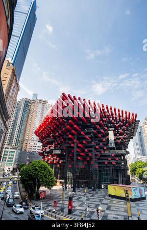 Chongqing, China - 19. Juli 2026: Chongqing Kunstmuseum, oder Chongqing Guotai Kunstzentrum, rote Gitterarchitektur, Stadtbild von Chongqing, China. Stockfoto