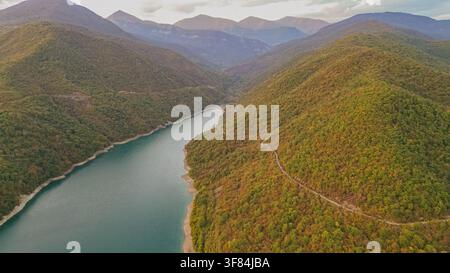 Luftbild des türkisfarbenen Zhinvali-Stausees, umgeben von grünen bewaldeten Kaukasus-Bergen entlang der Georgischen Militärstraße nahe Ananuri in Georgien co Stockfoto