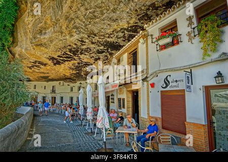 Das Klippen Dorf Setenil de las Bodegas in der Provinz Cadiz in Südspanien. Stockfoto