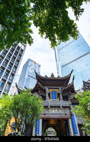 Chongqing, China – 19. Juli 2026: Luohan-Tempel oder Arhat-Tempel, traditionelles Dach vor modernen Wolkenkratzern, Chongqing, China. Stockfoto
