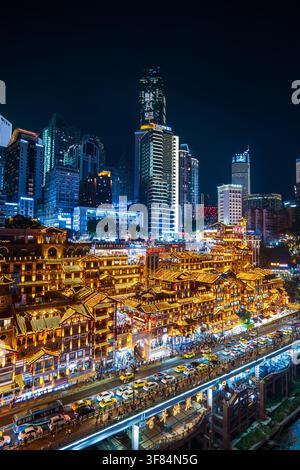 Chongqing, China – 19. Juli 2026: Der Stiltgebäudekomplex Hongyadong bei Nacht beleuchtet, Skyline von Chongqing, China. Stockfoto