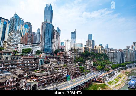 Chongqing, China – 19. Juli 2026: Stiltgebäudekomplex Hongyadong und Skyline von Chongqing am Tag, Luftaufnahme, China. Stockfoto