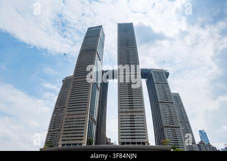 Chongqing, China – 19. Juli 2026: Wolkenkratzer von Raffles City Chongqing mit dem ikonischen Crystal Skywalk Stockfoto