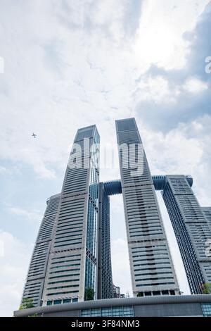 Chongqing, China – 19. Juli 2026: Wolkenkratzer von Raffles City Chongqing mit dem ikonischen Crystal Skywalk Stockfoto