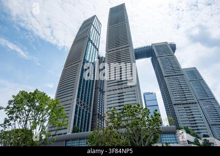 Chongqing, China – 19. Juli 2026: Wolkenkratzer von Raffles City Chongqing mit dem ikonischen Crystal Skywalk Stockfoto