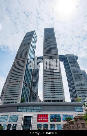 Chongqing, China – 19. Juli 2026: Wolkenkratzer von Raffles City Chongqing mit dem ikonischen Crystal Skywalk Stockfoto