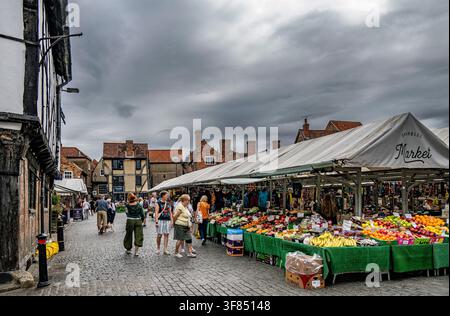 Der Shambles Market mit einigen der Stände im Stadtzentrum von York Stockfoto