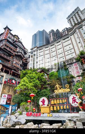 Chongqing, China – 19. Juli 2026: Stiltgebäudekomplex Hongyadong und Skyline von Chongqing am Tag, Luftaufnahme, China. Stockfoto