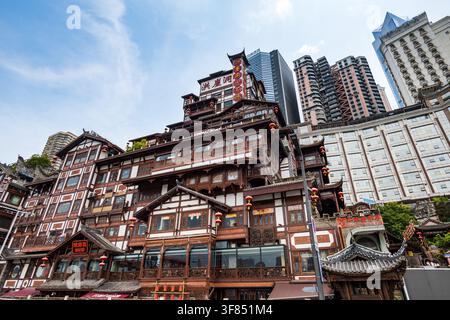 Chongqing, China – 19. Juli 2026: Stiltgebäudekomplex Hongyadong und Skyline von Chongqing am Tag, Luftaufnahme, China. Stockfoto