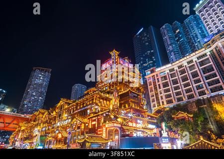 Chongqing, China – 19. Juli 2026: Der Stiltgebäudekomplex Hongyadong bei Nacht beleuchtet, Skyline von Chongqing, China. Stockfoto