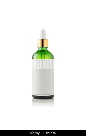 Grüne Glas-Tropfflasche mit leerem Etikett isoliert auf weißem Hintergrund. Stockfoto