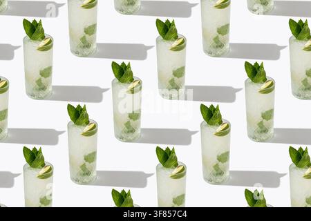 Erfrischende Mojito-Cocktails mit Limette und Minze in wiederholtem Muster auf weißem Hintergrund Stockfoto
