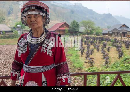 Frau in einem traditionellen Hmong-Kleid in Rot mit Silberstickerei in Cat Cat, Vietnam Stockfoto